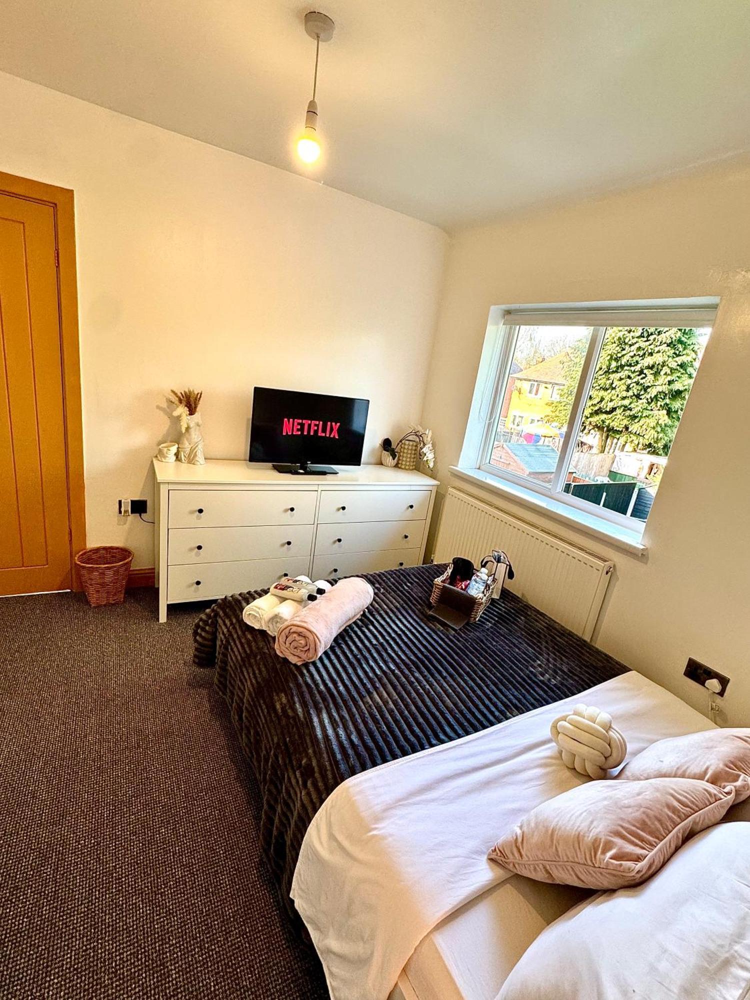 Contractor Haven- 3Bdr Crew House, Free Parking, Fast Wifi & Private Garden Apartment Nottingham Exterior photo