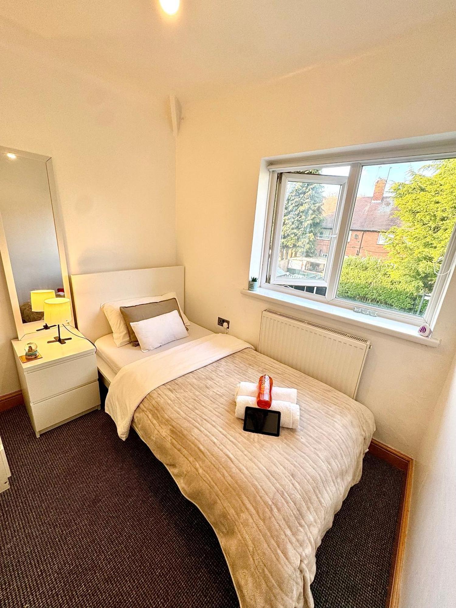 Contractor Haven- 3Bdr Crew House, Free Parking, Fast Wifi & Private Garden Apartment Nottingham Exterior photo